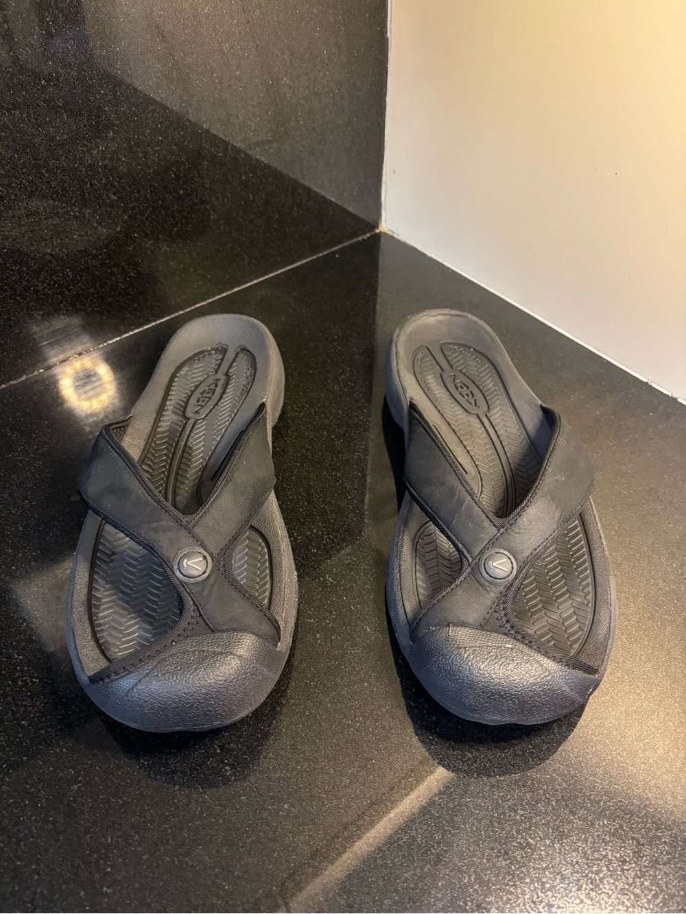Keen Waimea TG Toe Protect Sandals Men's Size 10 Black Flip Flops Shoes